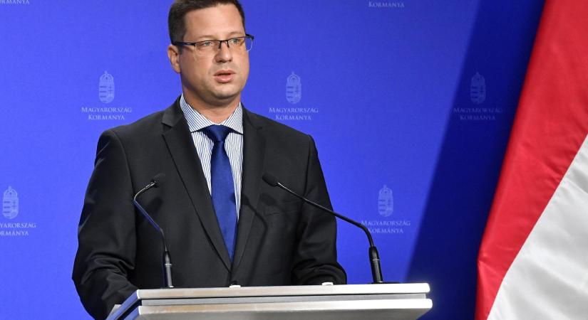 Gulyás olyan kutatásokat lát, amelyek a kormánypártok abszolút többségi győzelmét mutatják