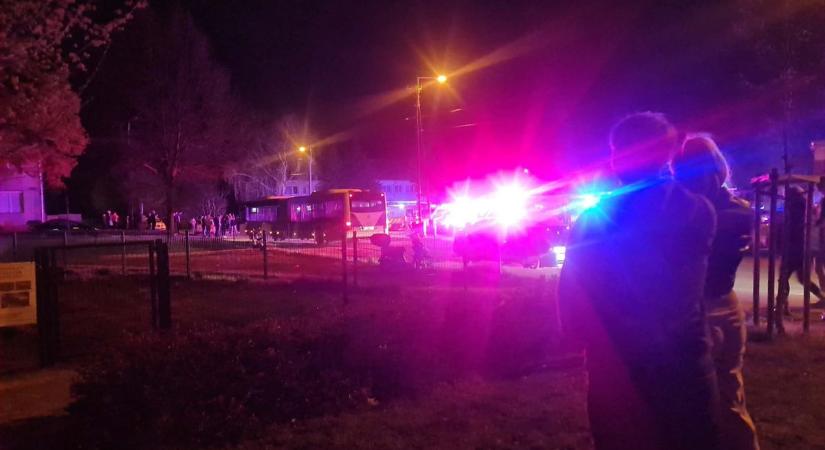 Friss infók: tucatnyi mentő rohant az idősek otthonához, 30 főt vittek korházba