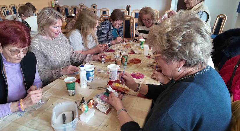 Tojásfestés és kalácsformázás – együtt kézműveskedtek az idősek