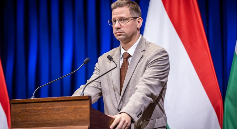 Gulyás Gergely: Brüsszel levélben kérte a védett üzemanyagár azonnali felfüggesztését - Gulyás Gergely és Vitályos Eszter tájékoztatója