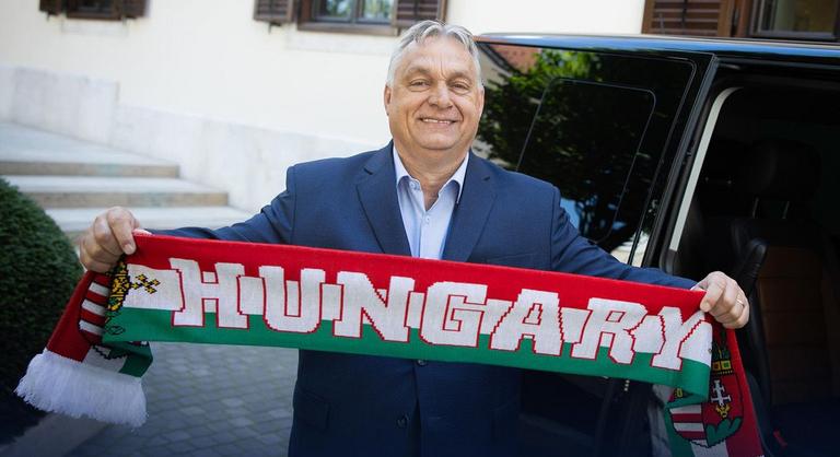 Orbán Viktor válogatottmezben ünnepli a győzelmet – ezzel a címlappal jelentkezik egy svájci lap
