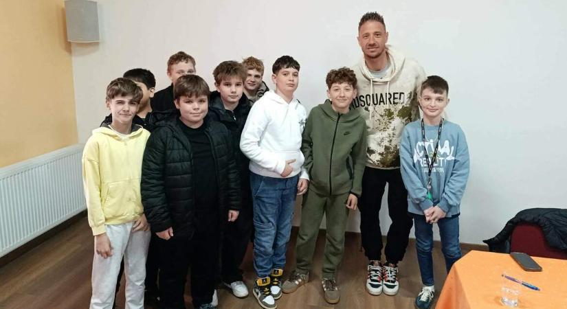 „A közösség szolgálata fontosabb az egyéni sikernél“ – Saláta Kornél üzenete a zselízi fiataloknak