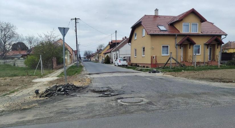 Helyreállítási munkákat végez az E-on Szombathelyen - Az ottani körforgalom egyik kijáratát lezárták