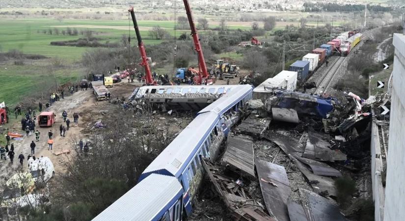 Halálos görögországi vonatbaleset: tömegek gyűltek össze Larisszában