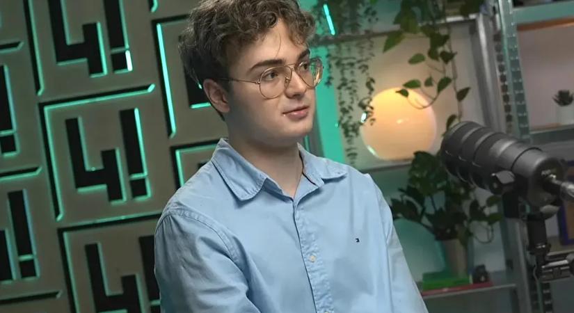 Újabb csavar: egy Theo nevű ismeretlen üzente Gundalféknak, hogy politikai megrendelésre szállt rájuk a titkosszolgálat