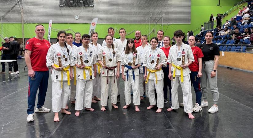 Hat aranyérem a karate diákolimpiáról