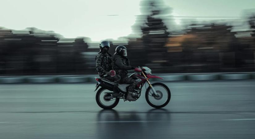 Videón a hajsza, így menekült az ittas motoros