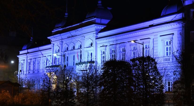 Ismét kék színbe öltözik a városháza április 2-án