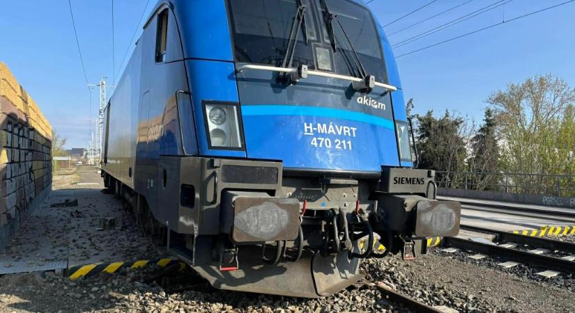 Kisiklott egy mozdony a Soroksári út állomáson, forgalomtól elzárt területen