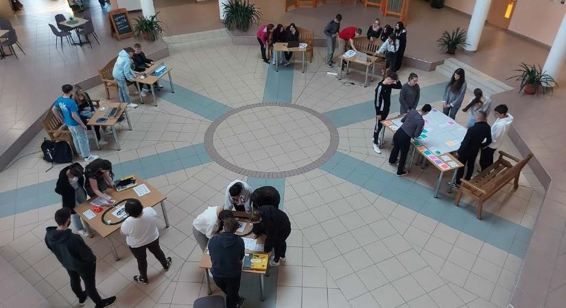 Robotinvázió Barcson: a jövő technológiája költözött az iskola aulájába