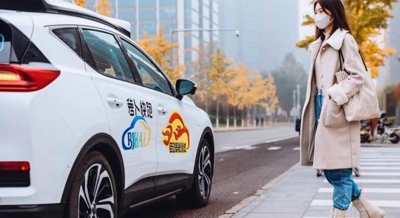 Leálltak a robottaxik, bent rekedtek az utasok