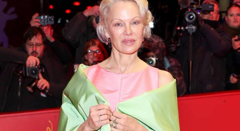 Az 58 éves Pamela Anderson ragyogó arcbőrének titka egyszerű: csak pár perc a tavaszi rutinja