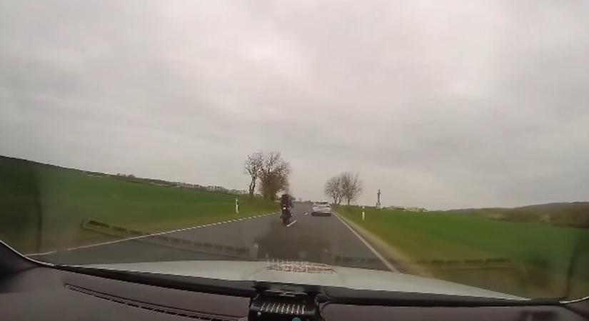 Két liter sör csúszott le a motoros torkán – itt a videó, ahogy elkapják a zalai faluban