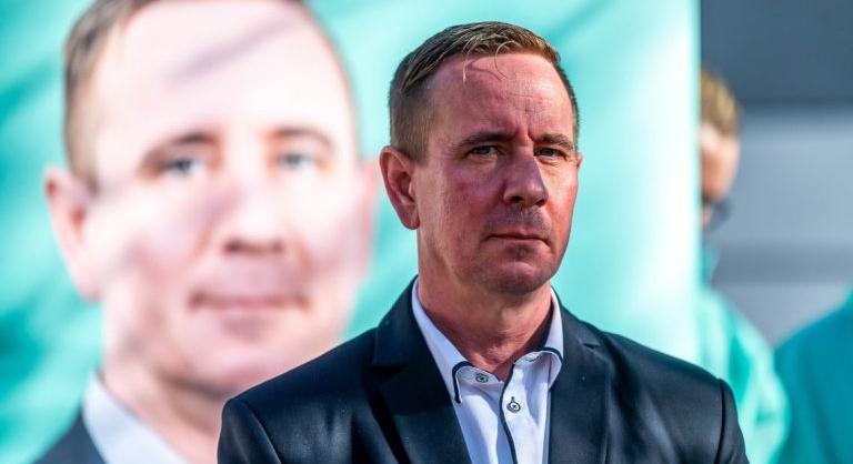 „Tibor pártfüggetlenül képviseli a választókerületet” – korábbi jobbikos ellenfele Navracsics támogatására kéri a választókat