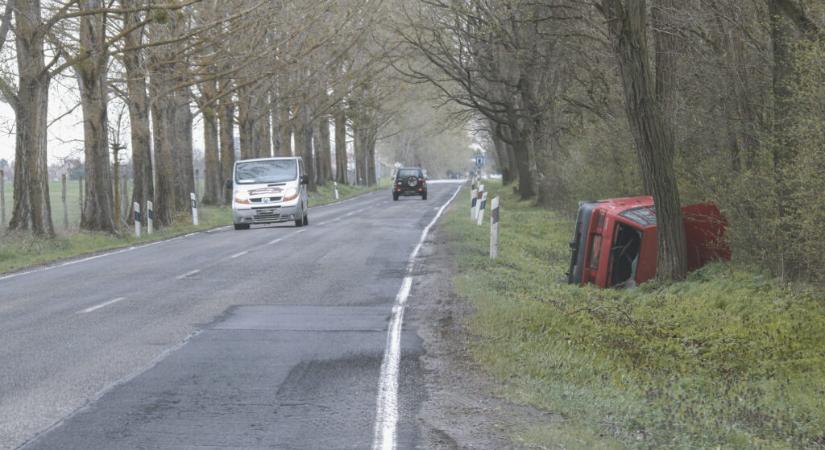 Hetek óta az árokban hever egy autó a 681-es főút mentén
