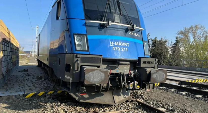 Tolatás közben kisiklott egy mozdony a Soroksári úti állomáson