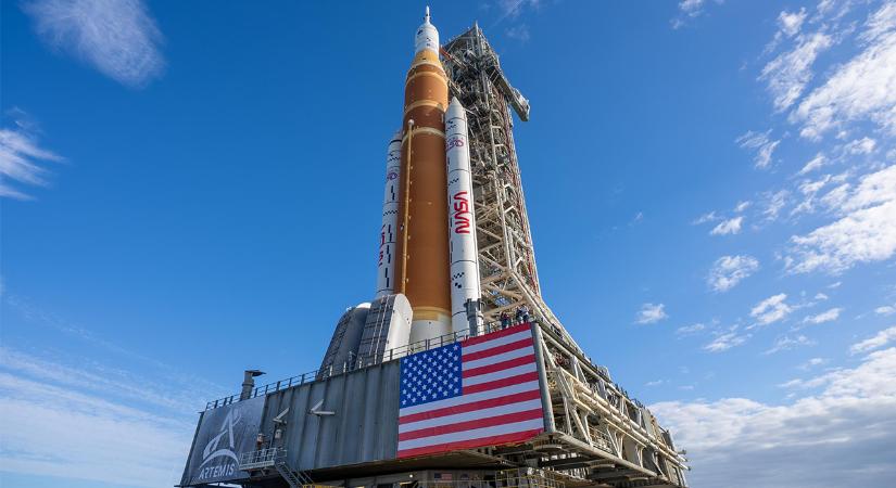 Sikeres volt az Artemis II kilövése, évtizedek után ismét ember mehet a Hold közelébe, de kritikus nap a mai, és már volt is egy kis gubancuk az űrvécében