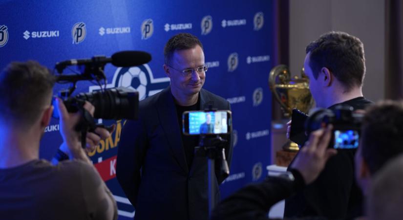 Szijjártó Péterék hazájukhoz hű, jó embereket nevelnek a Budapest Honvédnál  videó