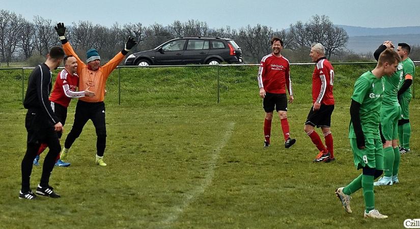 Nyolcvan méterről lőtt gólt a kapus, majd kiállították