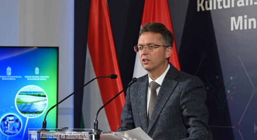 Hankó Balázs új CT- és röntgenberendezést adott át Kistarcsán