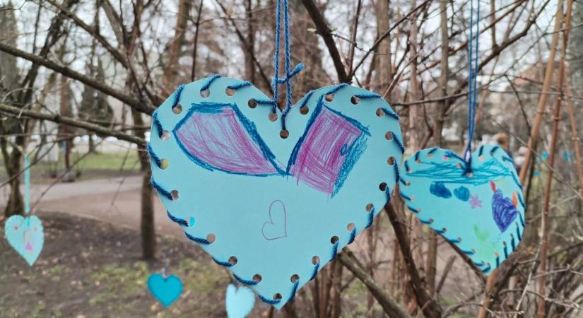 Kék szívek lepték el a csíkszeredai parkot az autizmus világnapján (VIDEÓ)