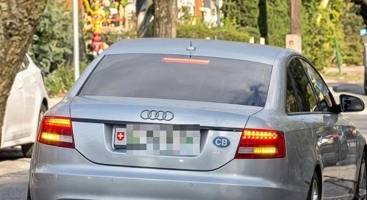 Vigyázat! Újra lecsaptak a szőnyegmaffia trükkös csalói: külföldi rendszámos autókból vadásznak a gyanútlan nyugdíjasokra