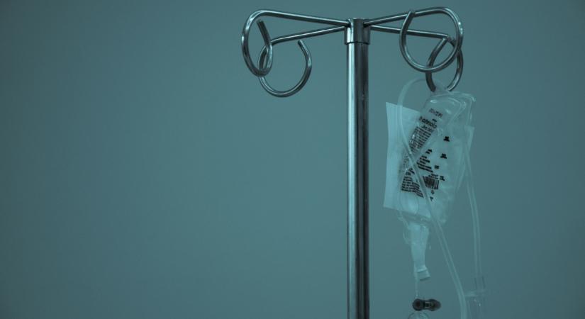 Egy hétköznapi tünet árulta el a bajt: gyógyíthatatlan betegséggel diagnosztizálták a 24 éves nőt – „Saját testembe zárva élek”