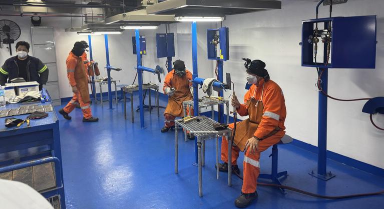 Nincs elég szakember: 160 filippínó hegesztő érkezhet Magyarországra