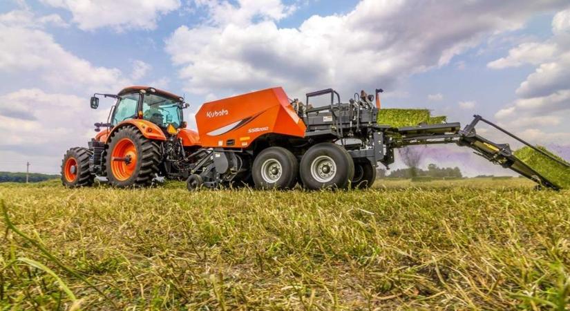 Dupla teljesítmény: Egyszerre két bálát készít az új Kubota gép VIDEÓ