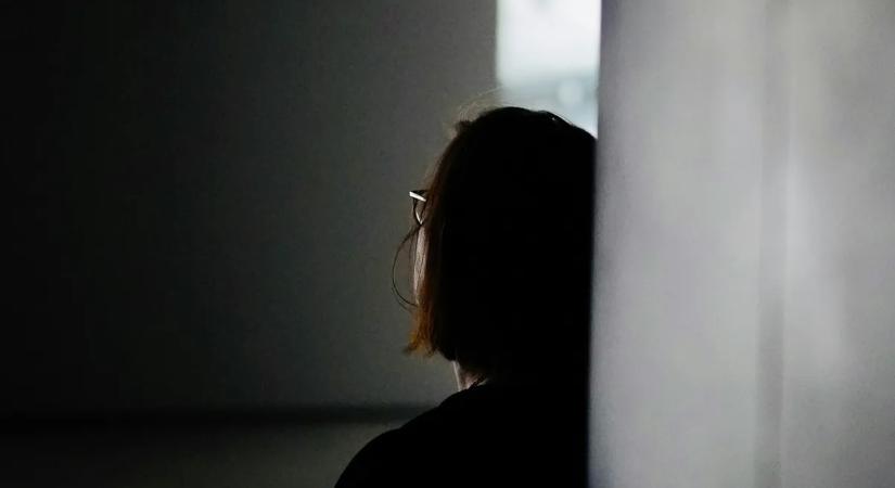 „Azt hitték, csak mesterséges intelligencia!” – Kitiltották a közösségi médiából a nőt gigantikus mellei miatt