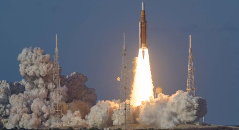 A világ legszerencsésebb utasai: a repülő ablakából videózták, ahogy a NASA holdrakétája lehagyja őket