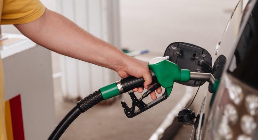 Menczer Tamás: Marad a védett üzemanyagár