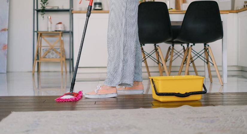 Ez a takarítási trükk bármilyen padlón működik, csak egy kis ecet kell hozzá