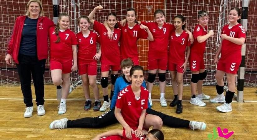 Győzelem Tiszavasváriban – a fiúk után továbbjutottak a körzetis kézis lányok is!
