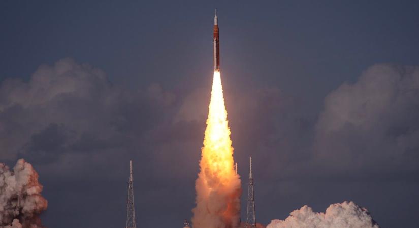 „Állva hagyta” az utasszállítót a NASA óriásrakétája: Videón a pillanat, ahogy a repülő ablakából nézték az Artemis–2 startját