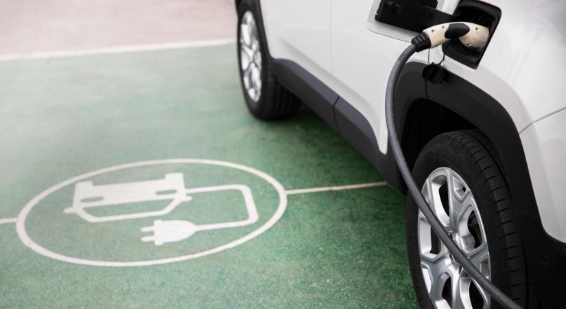 Felgyorsult átállás az elektromos és hibrid járművekre