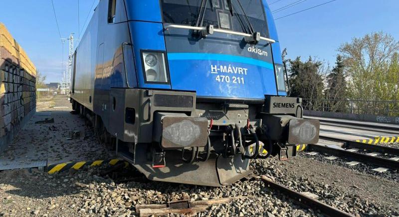 Túlfutott egy mozdony a bakon a Soroksári úton