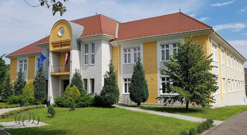 Buszmegállóban vertek meg egy férfit az ezüstláncáért Boldván