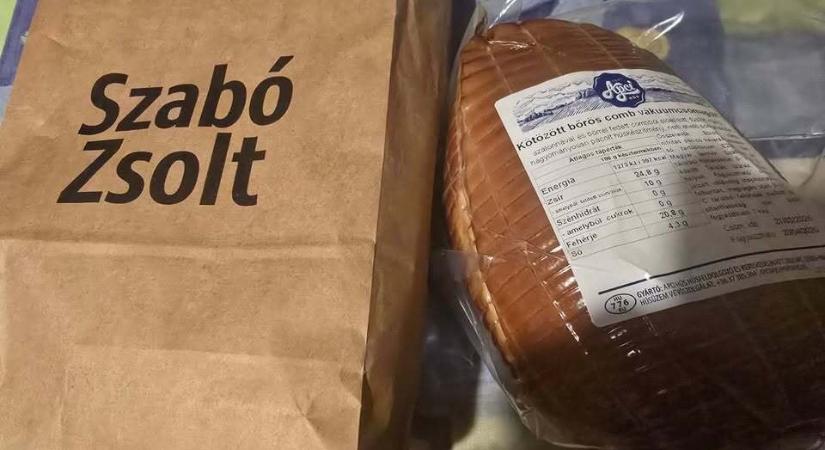 Hadházy Ákos: Sonkát is osztogat a fideszes Szabó Zsolt a krumpli mellé