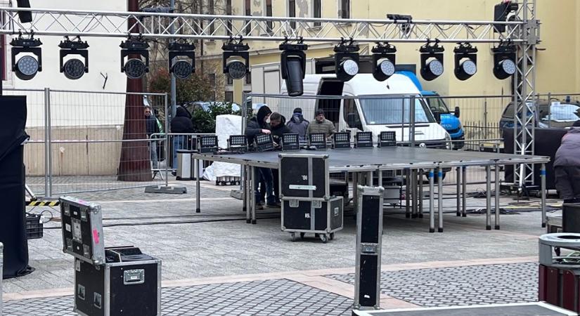 Egyelőre nem nagyon értjük, hol fog majd elférni a tömeg a szombathelyi Savaria téren Orbán Viktor beszéde alatt