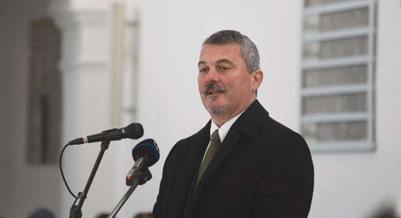 Undorító szöveget írtak a karcagi képviselő kerítésére Magyar Péter hívei – videóval