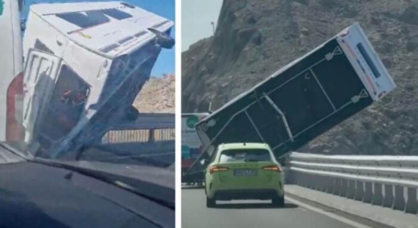 Megáll az ész: még egy lakókocsit is felborított a szél