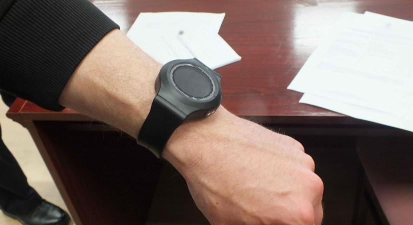 Az országban először nálunk: nyomkövető digitális eszköz ellenőriz