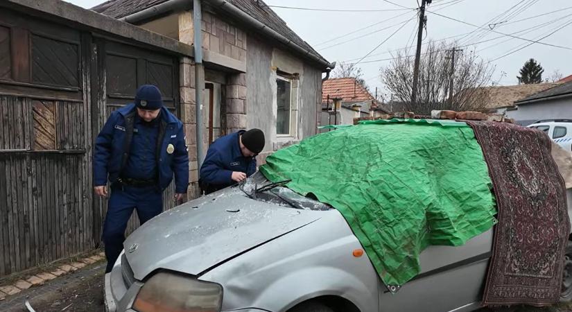 Erősen indult a nap a Durándában: hihetetlen, mit találtak a városrendészek ennél a leharcolt roncsnál – fotókkal, videóval