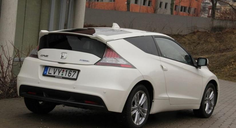 Lehet hülyén hangzik, de fiataloknak szerintem ez egy tökéletes első autó