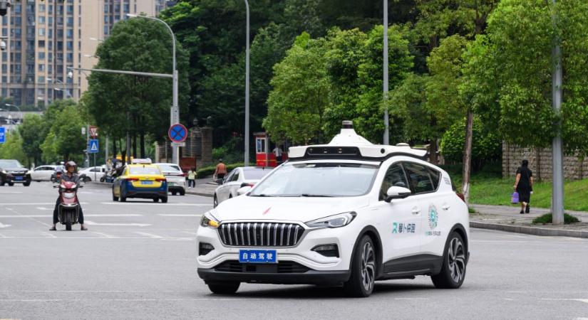 Leálltak az önvezető taxik Kínában, volt, aki órákra egy járműben ragadt
