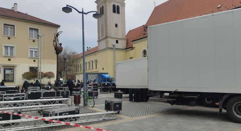 Szombathelyre érkezik Orbán Viktor, már épül a színpad a Savaria téren