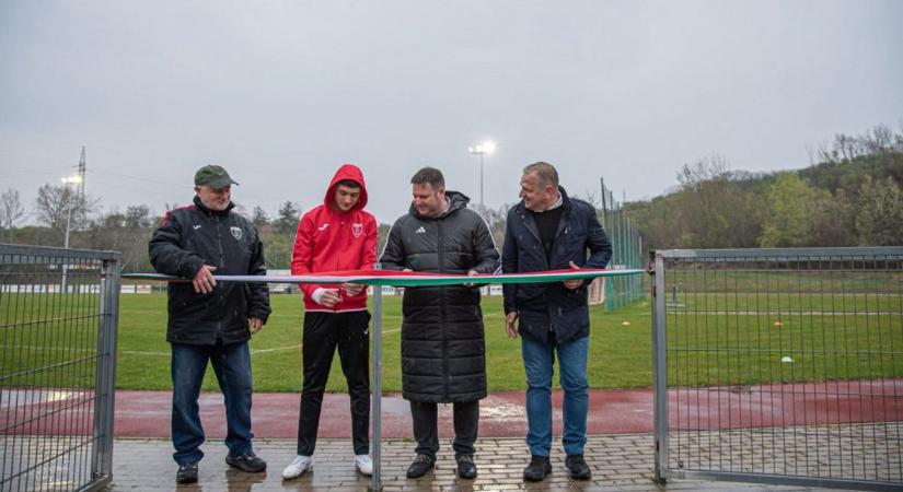 Villanyfényes meccsek jöhetnek Nyergesújfalun, átadták az új pályavilágítást
