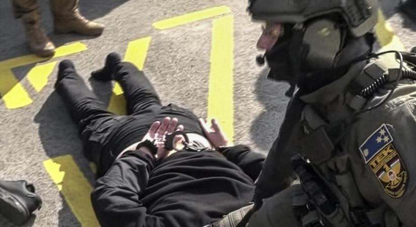Gránátvetővel és mesterlövésszel csapott le a TEK az ukrán pénzszállítókra, volt, akit 29 órán át tartottak bilincsben