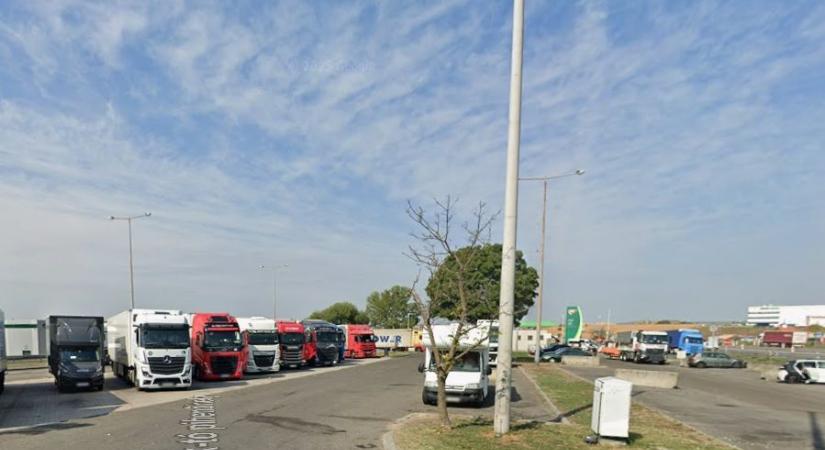 Hátba szúrt egy szerb-magyar kamionos egy bolgárt az M1-esen, a Sasfészeknél lévő benzinkúton, életveszélyben az áldozat